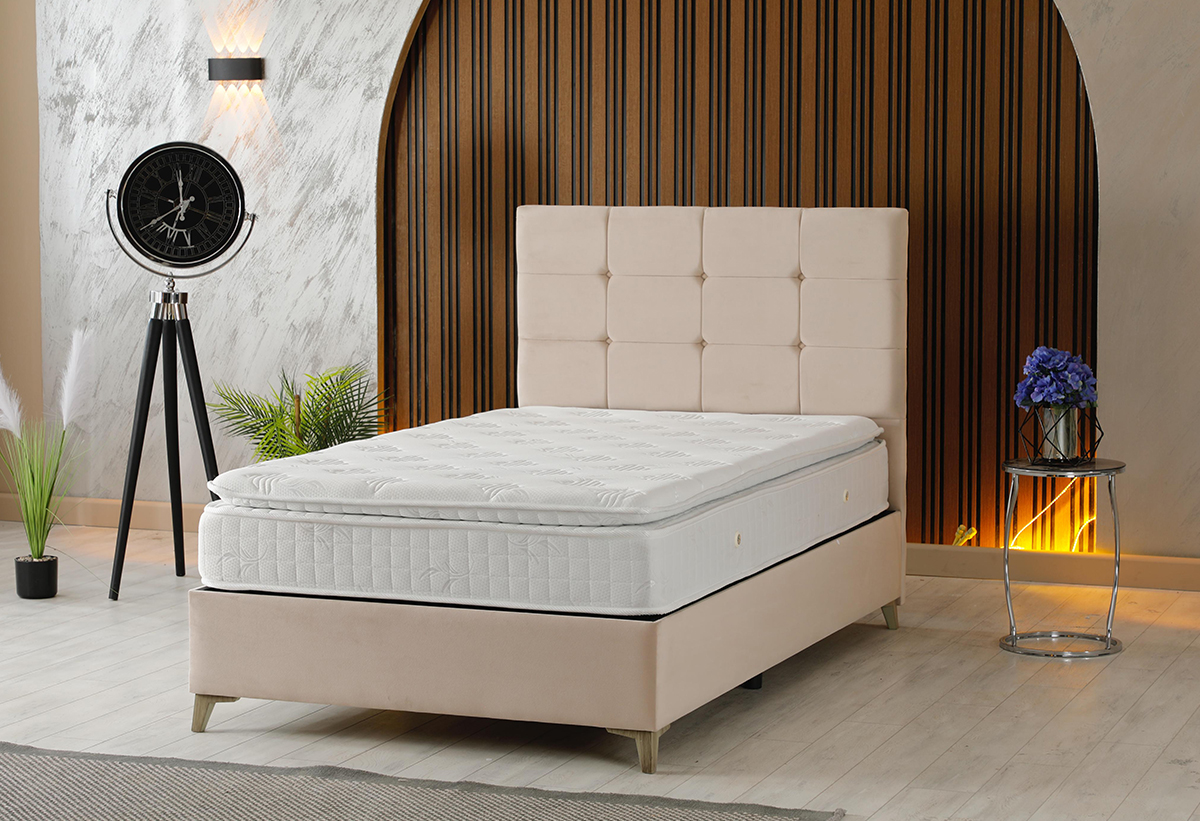 Απεικονίζεται το κρεβάτι Monaco σε ένα δωμάτιο.